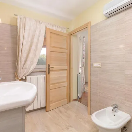 度假居 诺瓦瓦斯带热水浴池度假屋 Nova Vas (Porec)