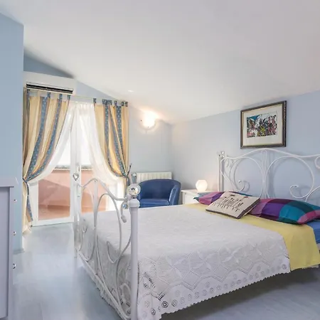 In Nova Vas With Heated Swimming Pool Holiday home Nova Vas (Porec)